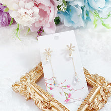 Load image into Gallery viewer, Floral Drips Earring
