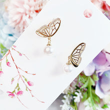 Load image into Gallery viewer, Butterfly Pearl Drips Earring

