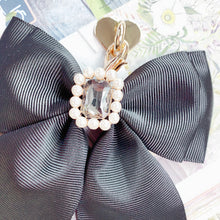 Load image into Gallery viewer, Pearls and Bows - Black Phone/Bag Charm
