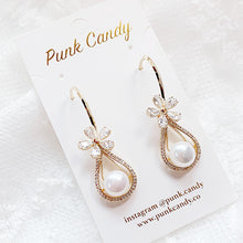 Load image into Gallery viewer, Flower Sparkles Earring
