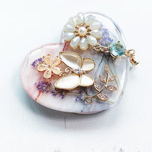 Load image into Gallery viewer, Butterfly Natural Heart Shaped Phone Grip
