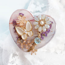 Load image into Gallery viewer, Butterfly Natural Heart Shaped Phone Grip
