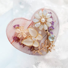 Load image into Gallery viewer, Butterfly Natural Heart Shaped Phone Grip
